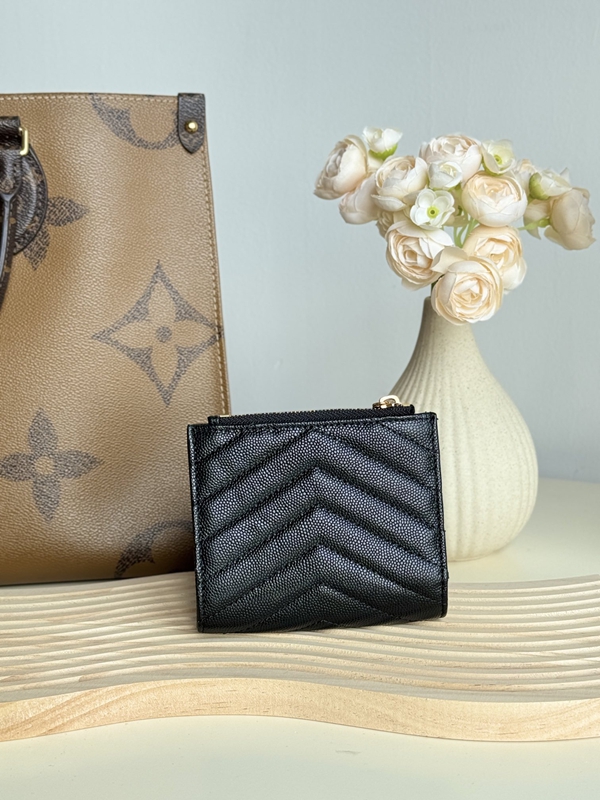 イヴサンローラン財布背面デザイン